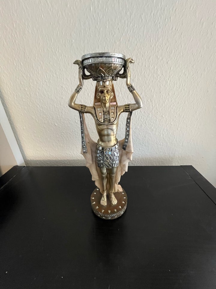 Egyptisk figur med lysestage