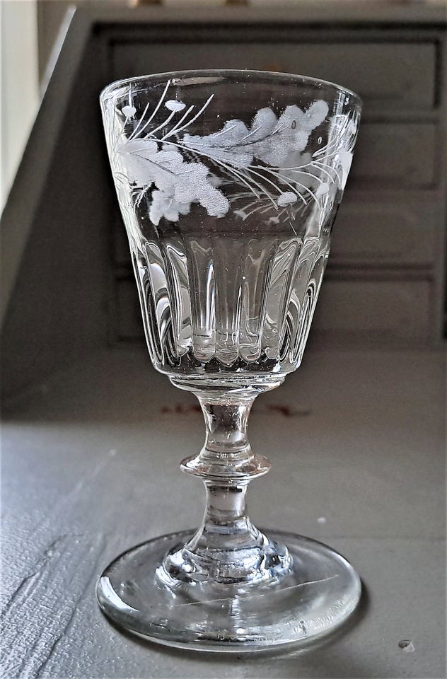 Glas, 1800-tals riflet vinglas med