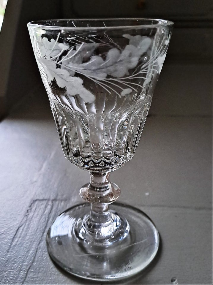 Glas, 1800-tals riflet vinglas med