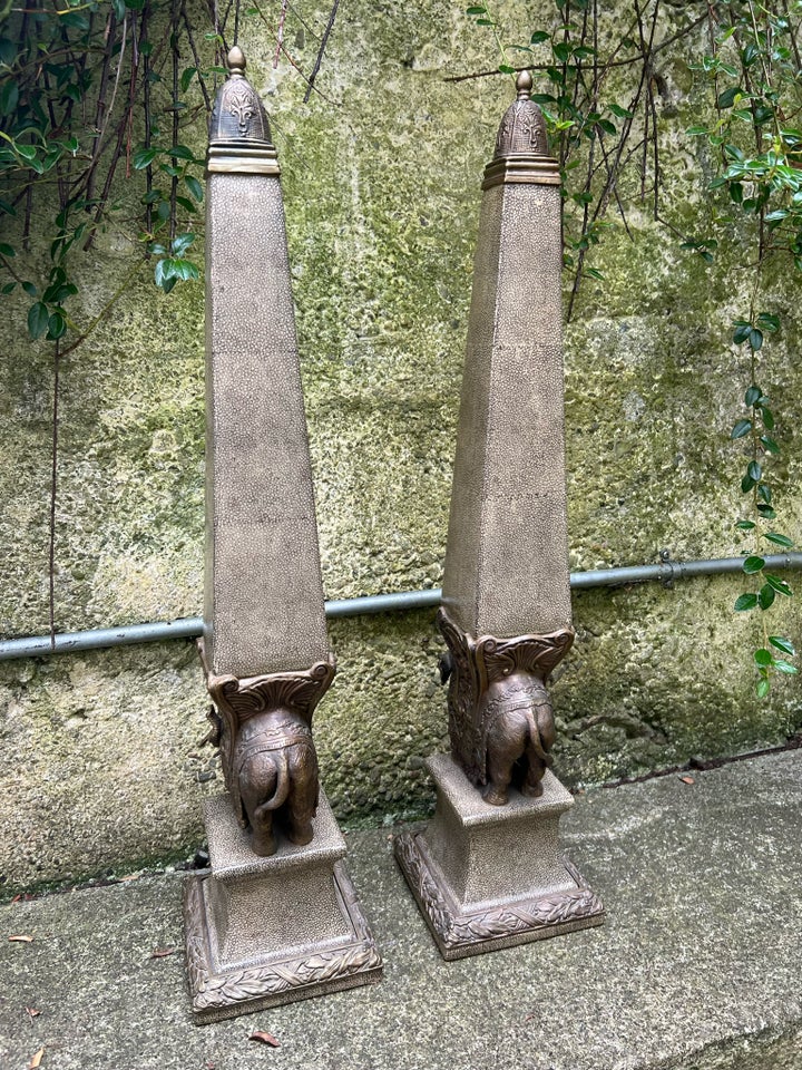 Antikke obelisker med elefanter