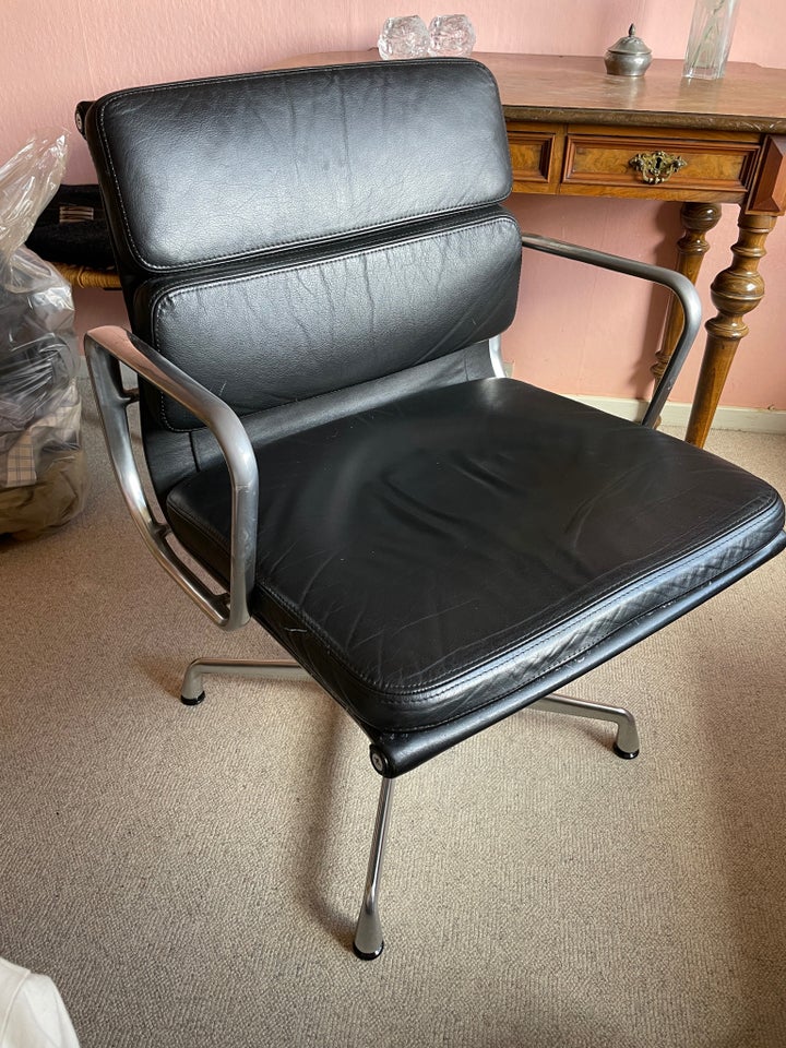 Eames Vitra Soft Pad 208 chair