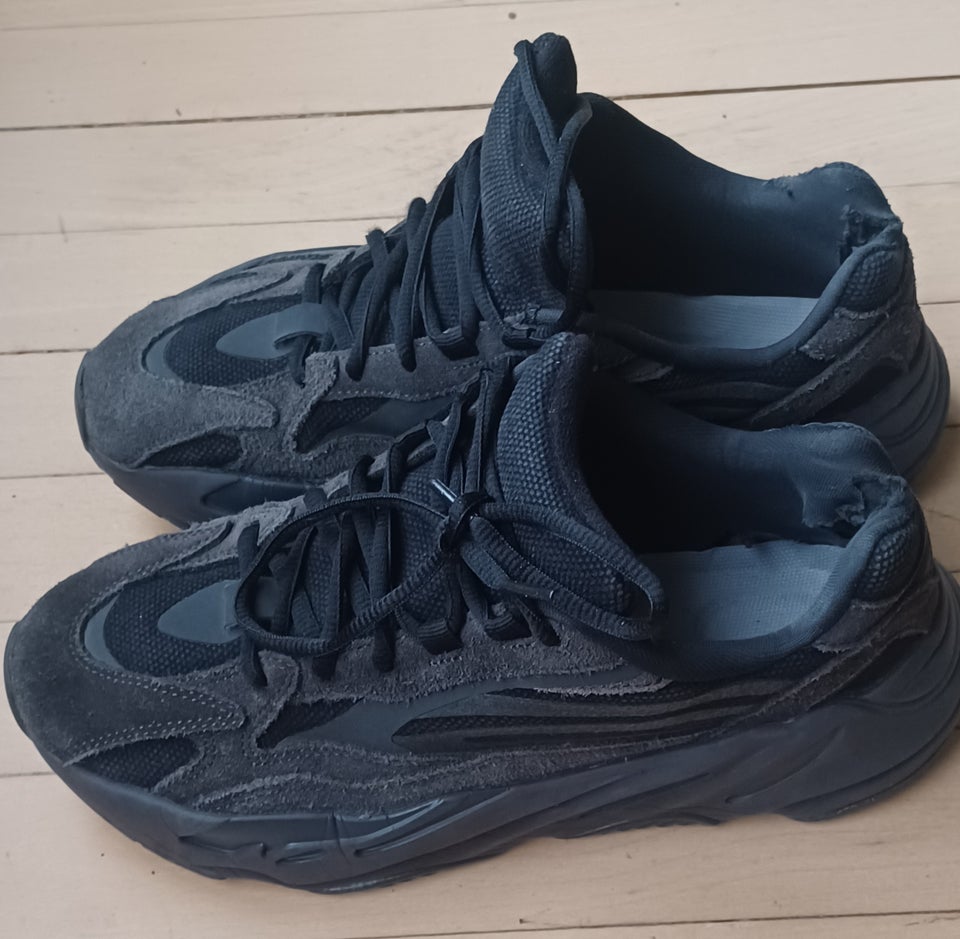 Sportssko, Adidas Yeezy Boost 700