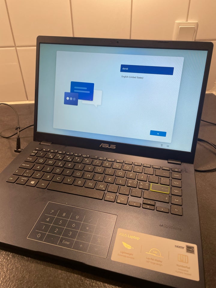 Asus E410  4 GB ram 128 GB harddisk