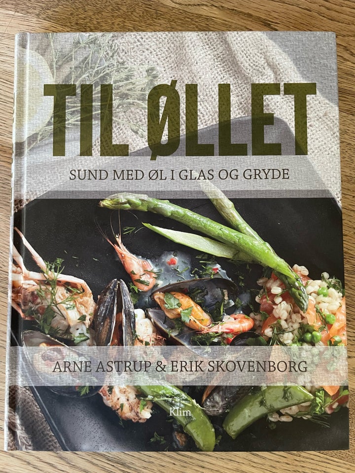 Til øllet sund mad øl i glas og gryde,