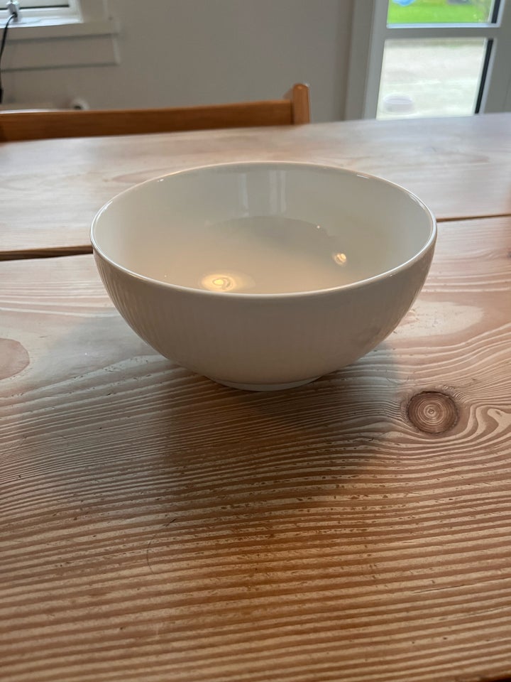 Porcelæn, Hvid riflet skål 18 cm ,