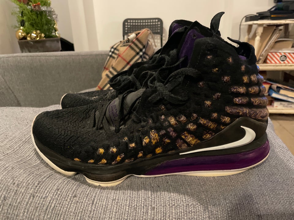 Sneakers, LeBron 17, str. 45,5