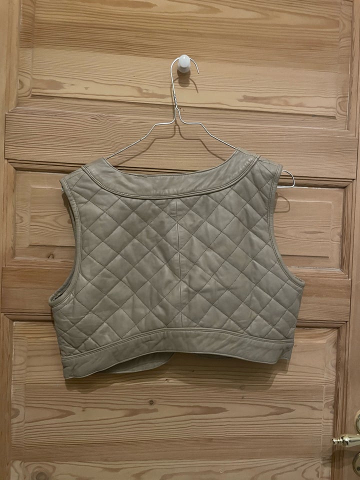 Vest, Rosemunde, str. 38