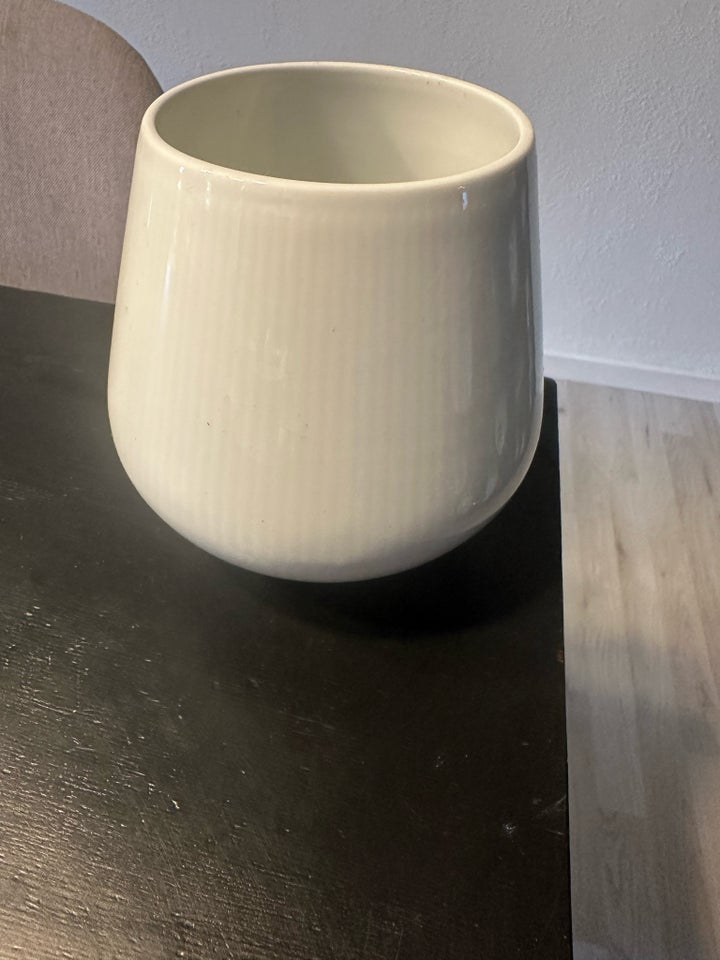 Porcelæn, Hvid riflet vase 15 cm,