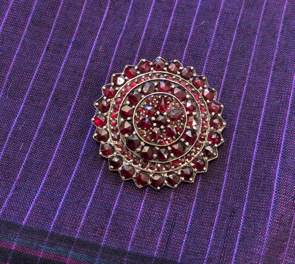 Broche, andet materiale