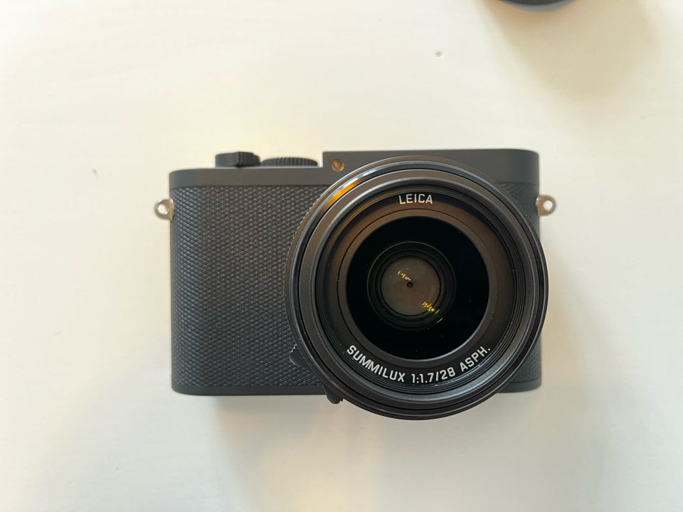 Leica, 27 megapixels, Fixed lens x