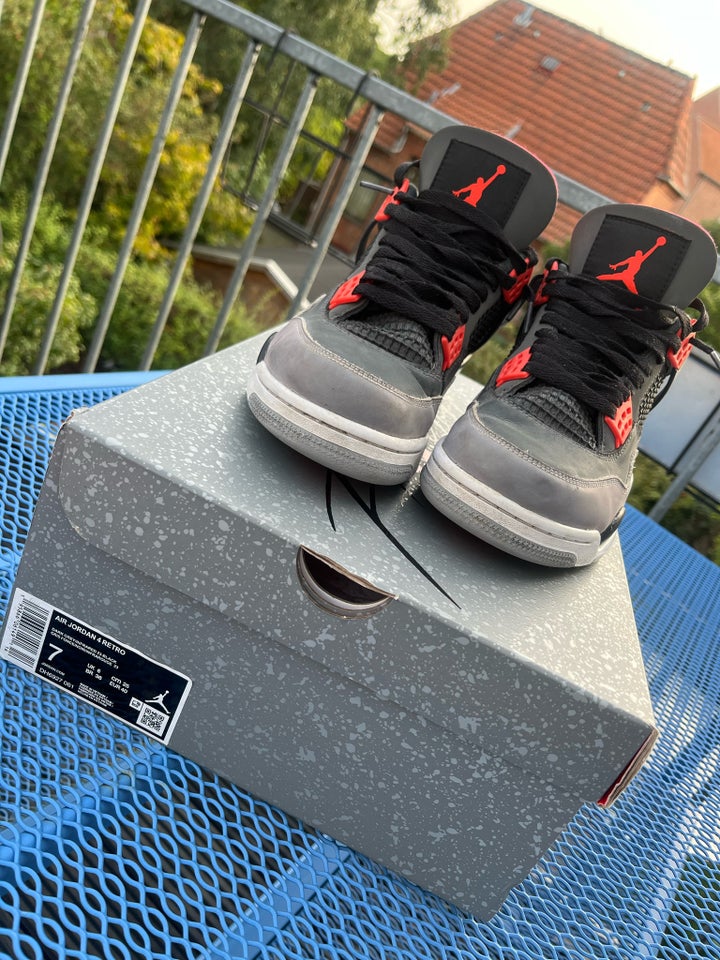 Sneakers Jordan 4 str 40