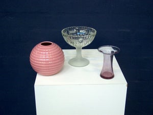 glasskål på fod lilla vase