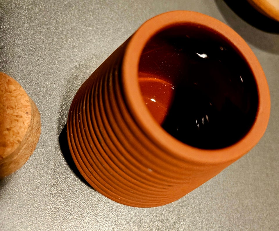 Lille terracotta beholder med låg