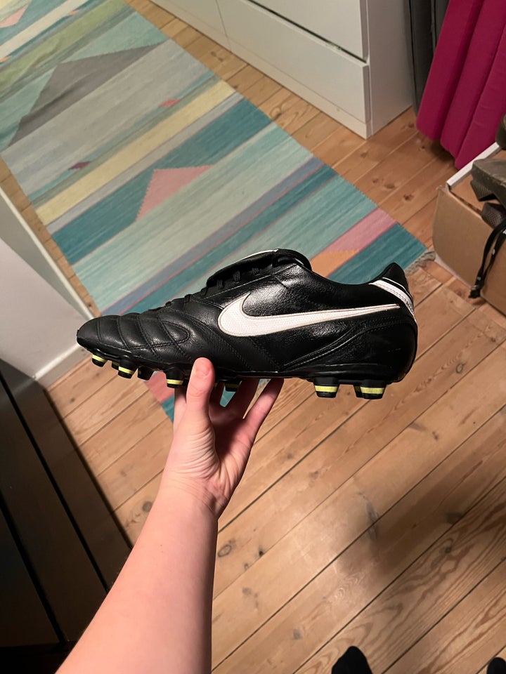 Fodboldstøvler, Nike tiempo