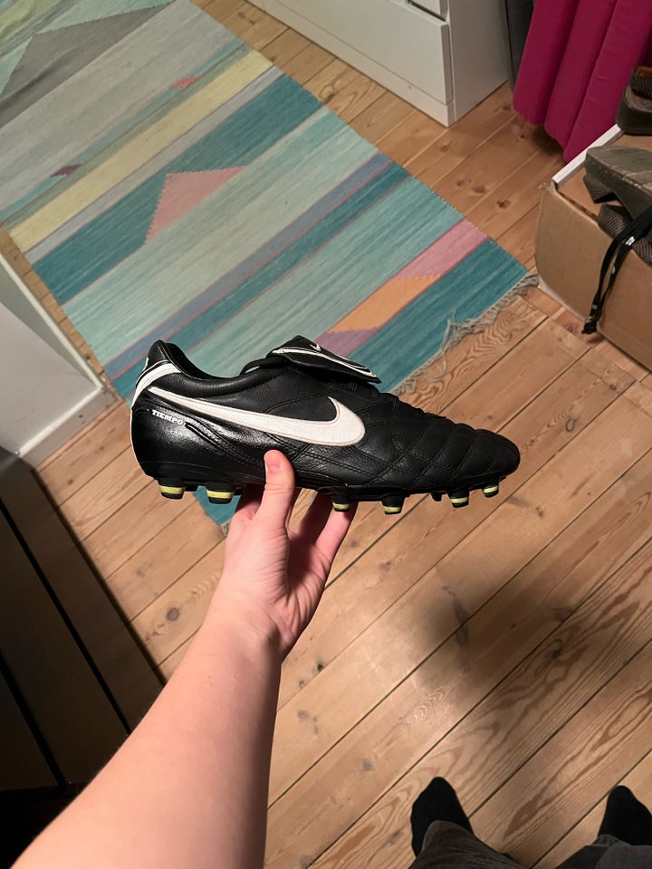 Fodboldstøvler, Nike tiempo