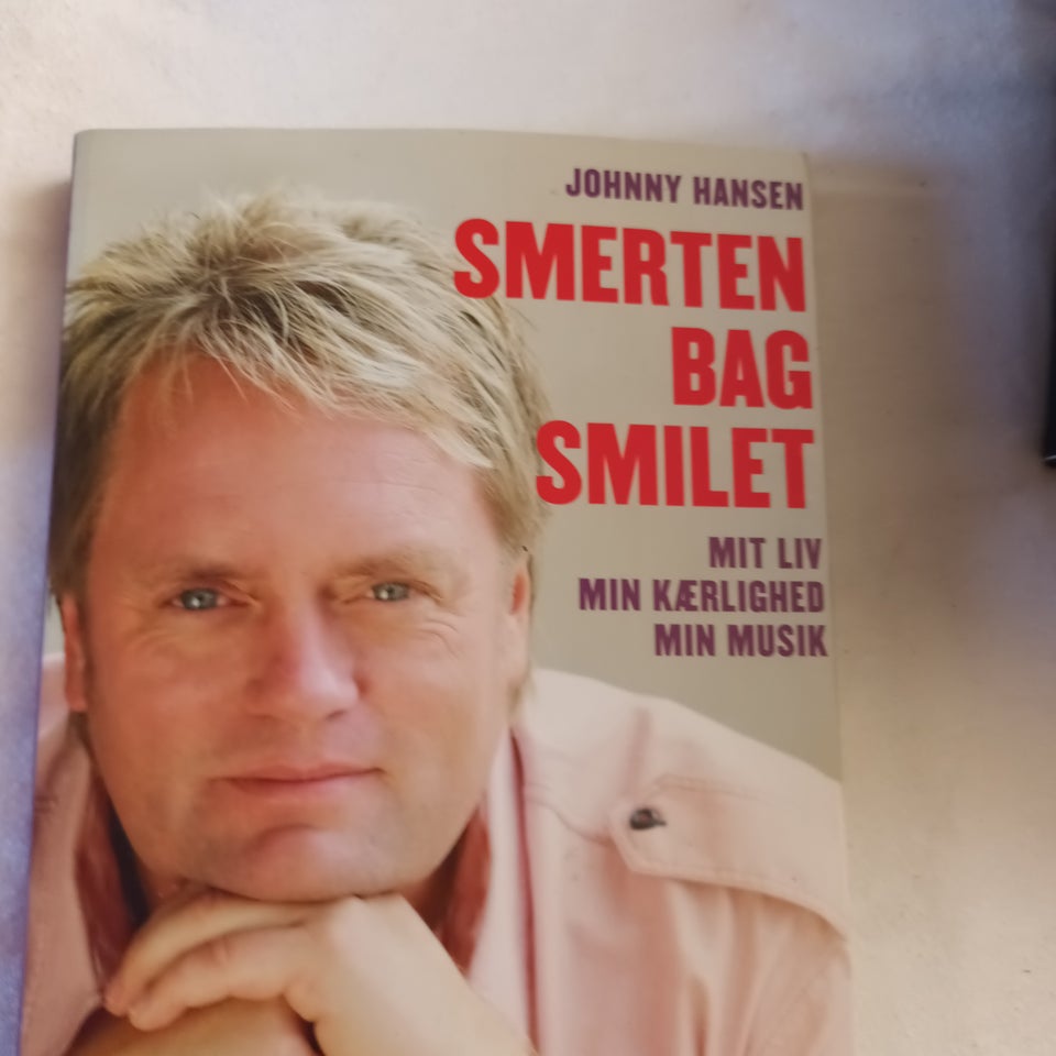 Smerten bag smilet, Johnny Hansen/