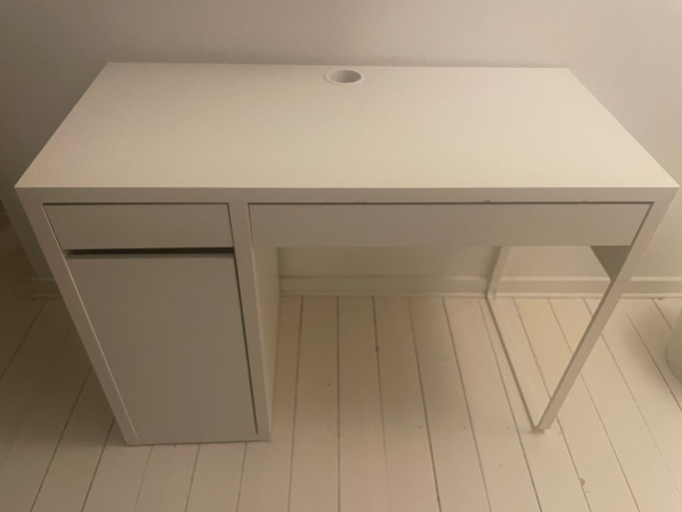 Skrivebord Ikea b: 105 d: 50 h: 75