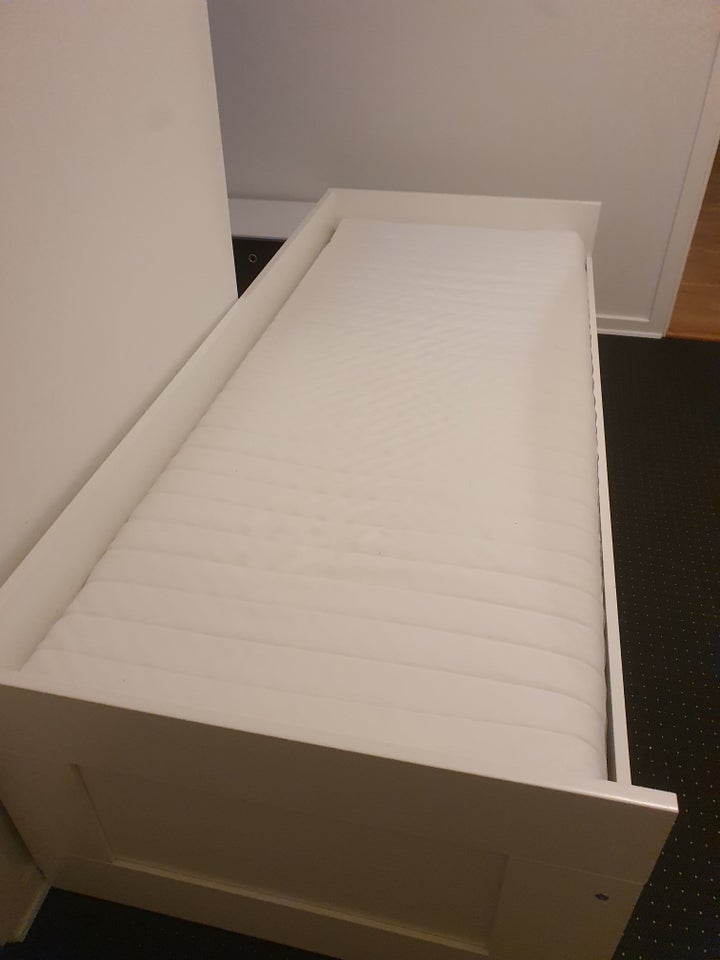 Enkeltseng, Ikea, b: 87 l: 200 h: 57