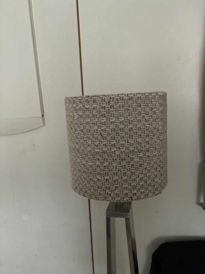 Gulvlampe, Chanel skærm på. En Ikea