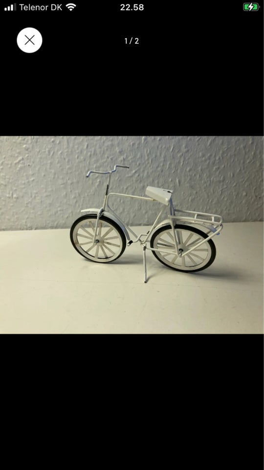 Hvid cykel fra 80’erne i metal