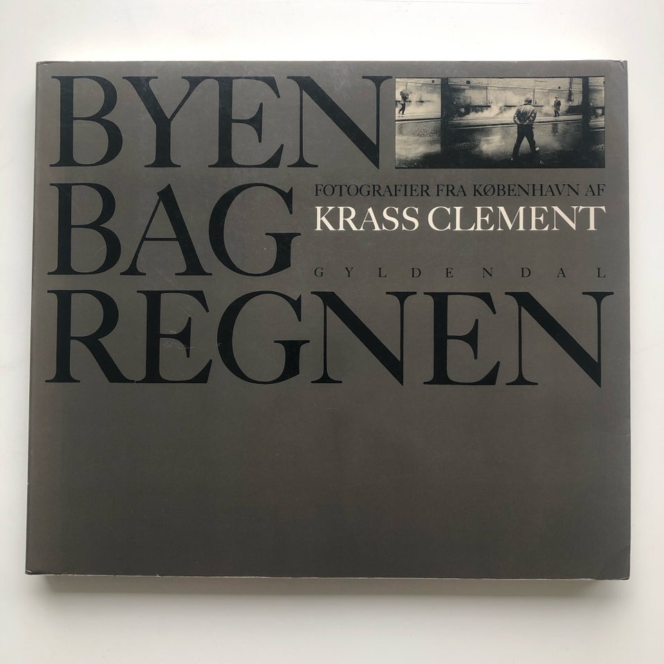 Byen bag regnen, Krass Clement