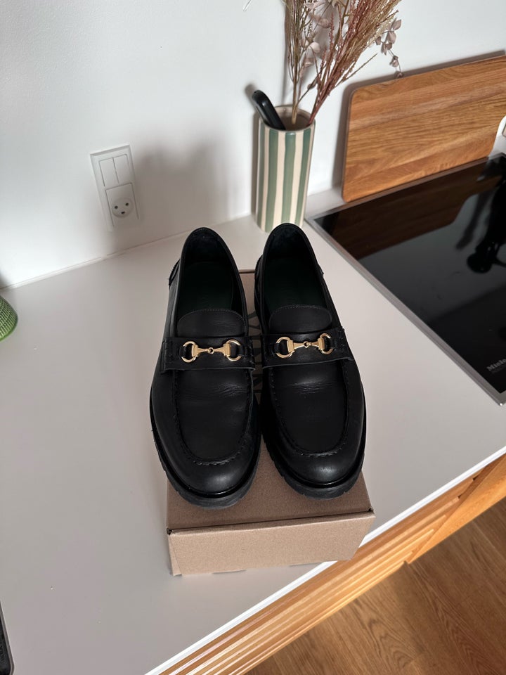 Loafers, Vinny’s, str. 44