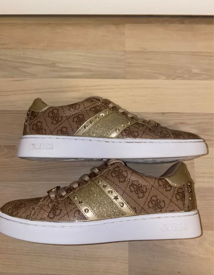 Sneakers str 39 Guess