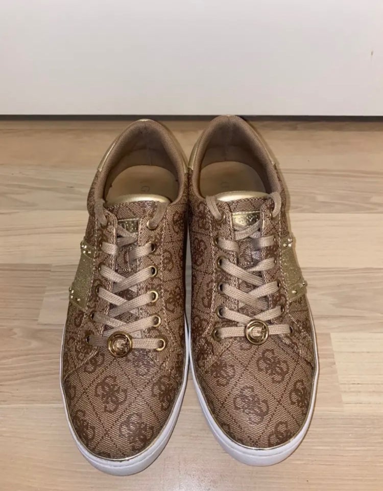 Sneakers str 39 Guess