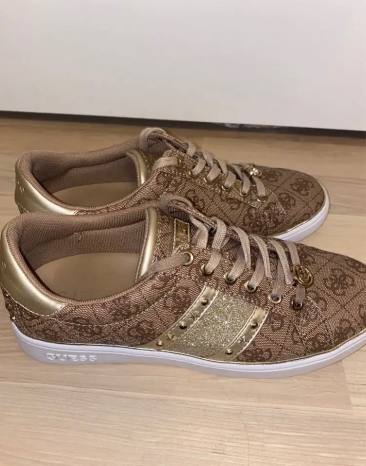 Sneakers str 39 Guess