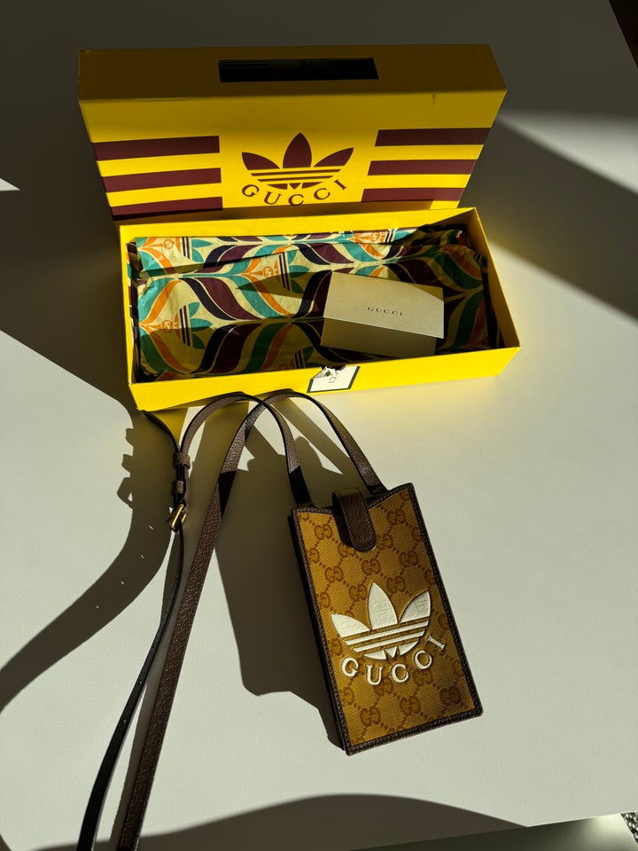 Mobiltaske, Gucci x adidas