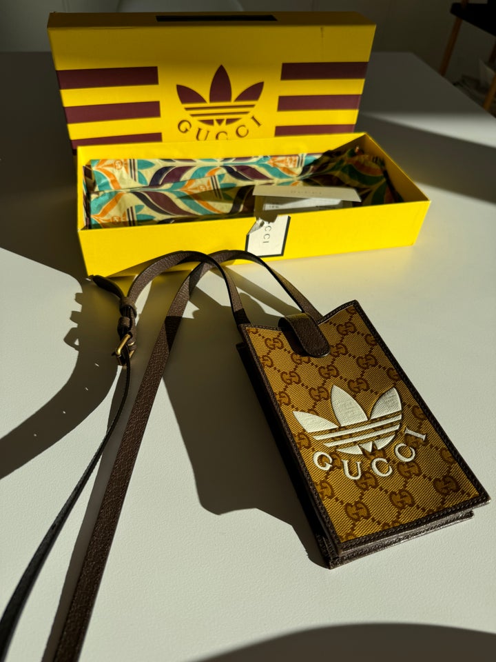 Mobiltaske, Gucci x adidas