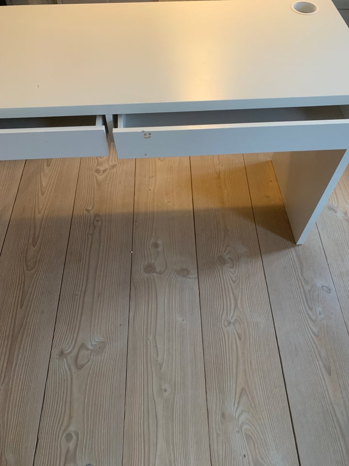 Skrivebord, Ikea, b: 140 d: 50 h: 75