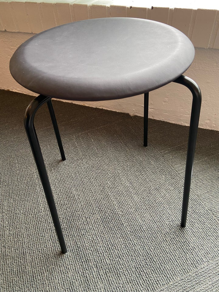 Arne Jacobsen, DOT, Dot skammel