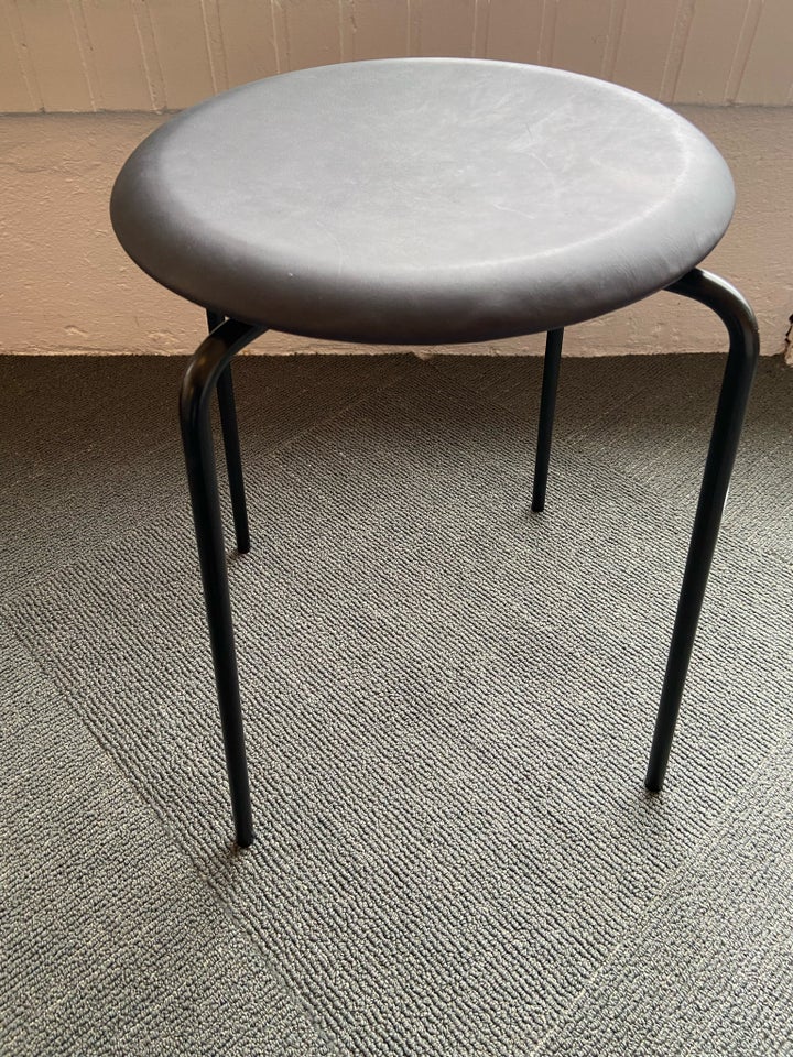 Arne Jacobsen, DOT, Dot skammel