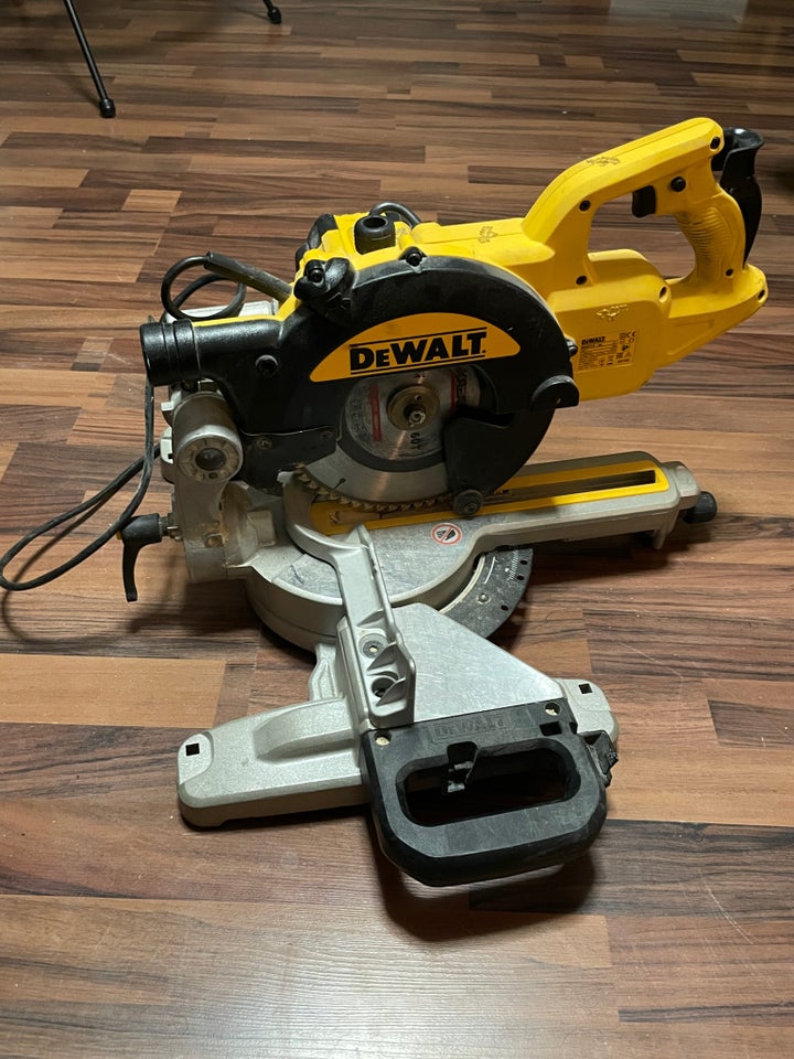 Geringssav, DEWALT DWS774