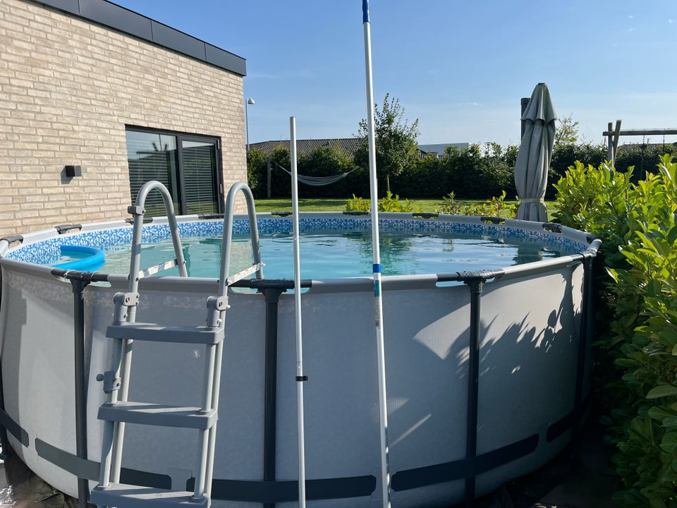 16000l pool med solvarmere pumpe