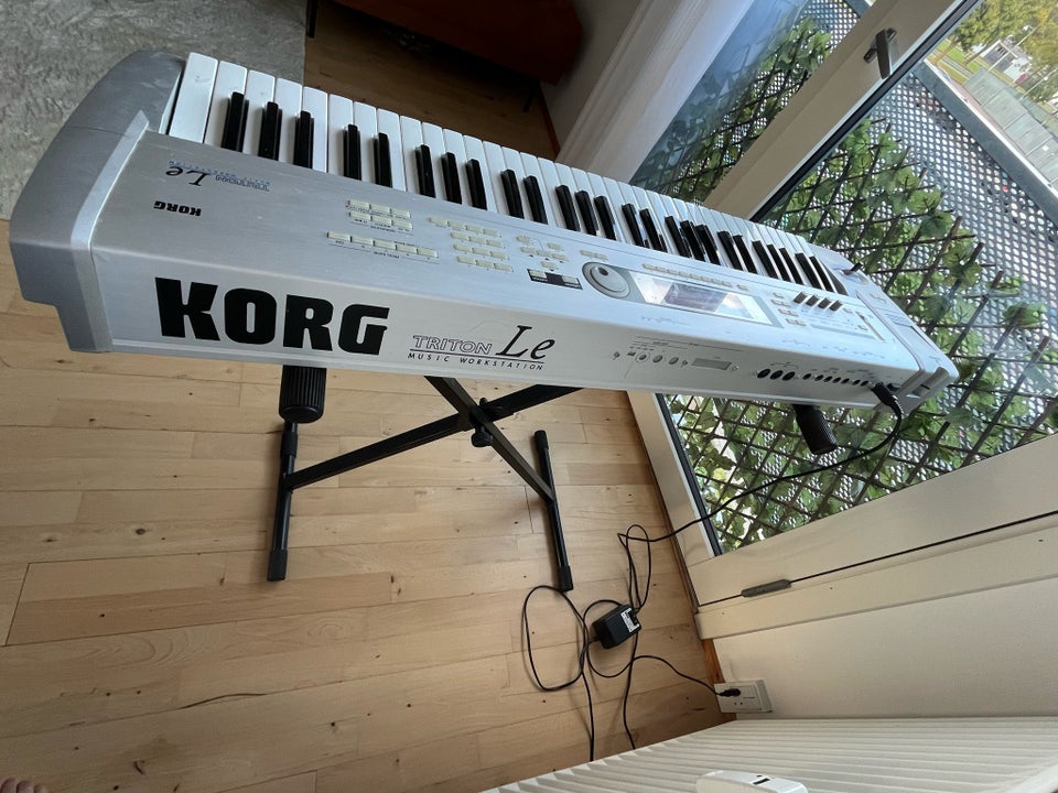 Synthesizer Korg Triton Le