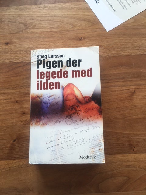 Pigen der legede med ilden, Stieg