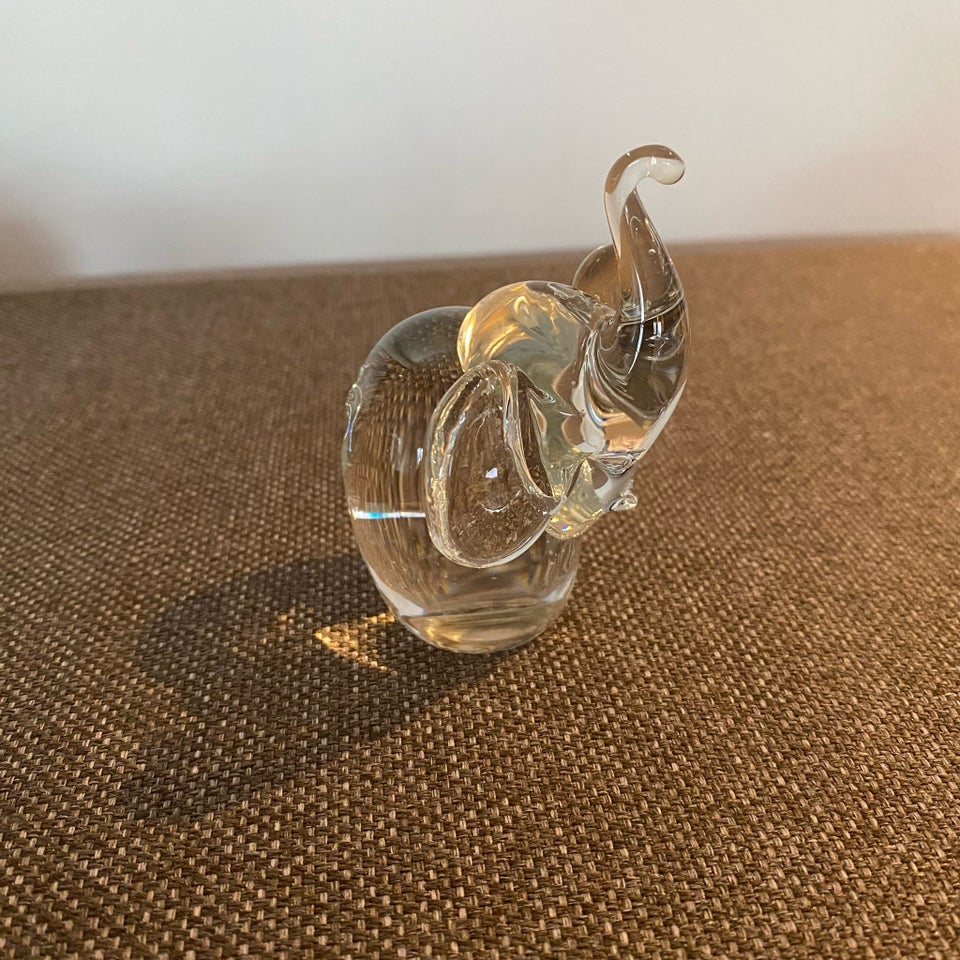 Glas elefant, Ukendt