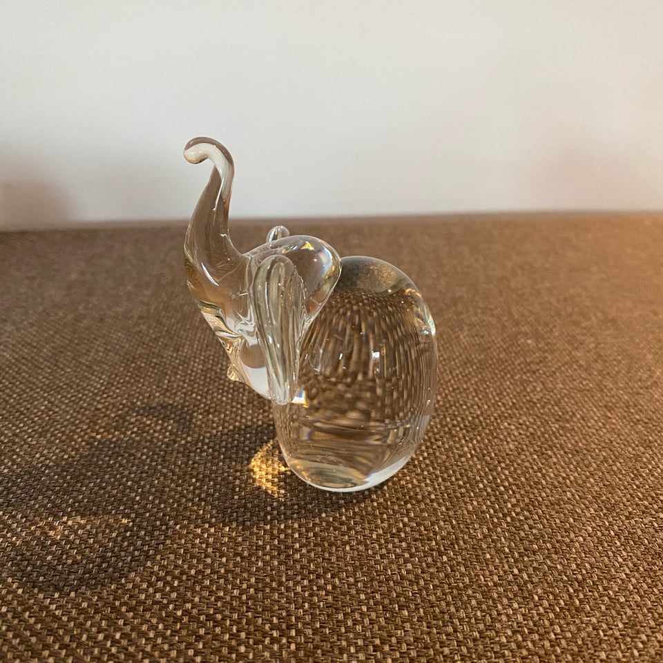 Glas elefant, Ukendt