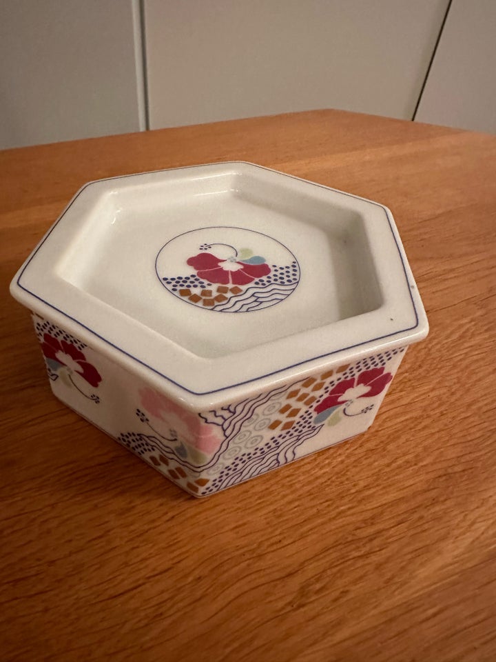 Porcelæn, Sæt med tre fyrfadstager