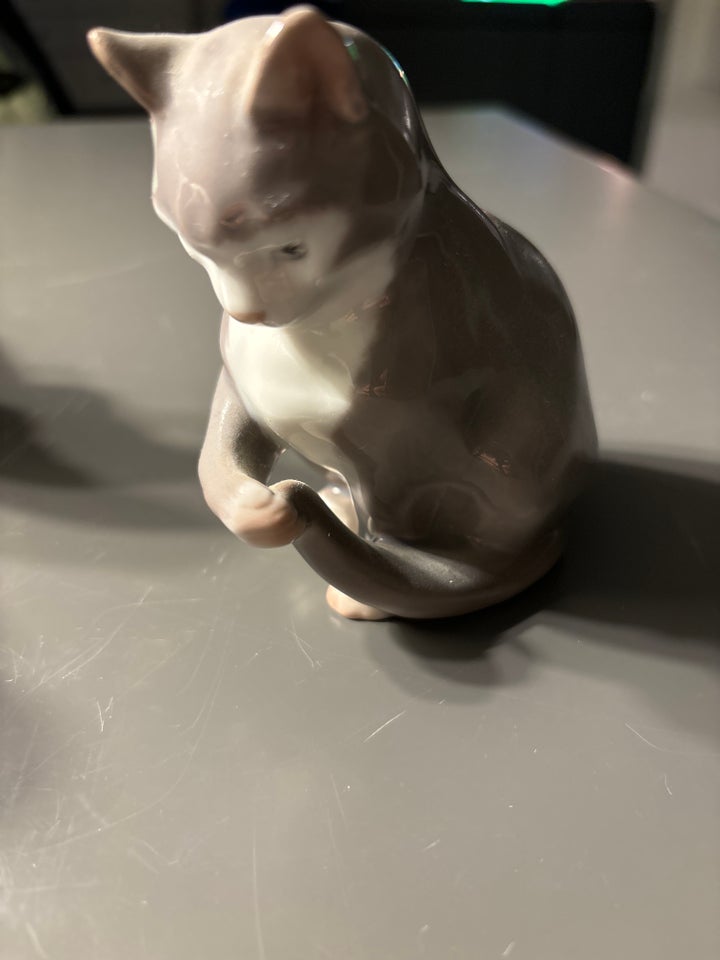 Porcelæns kat, BG