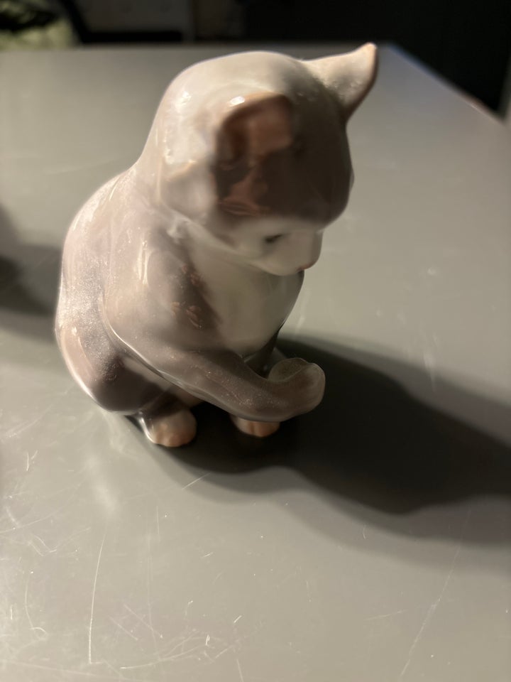 Porcelæns kat, BG