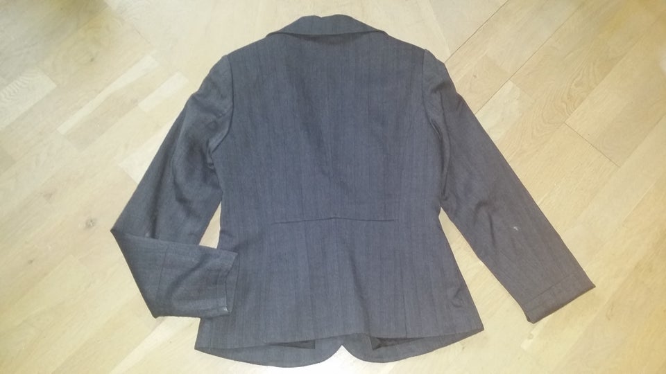 Blazer, str. 38, Milla