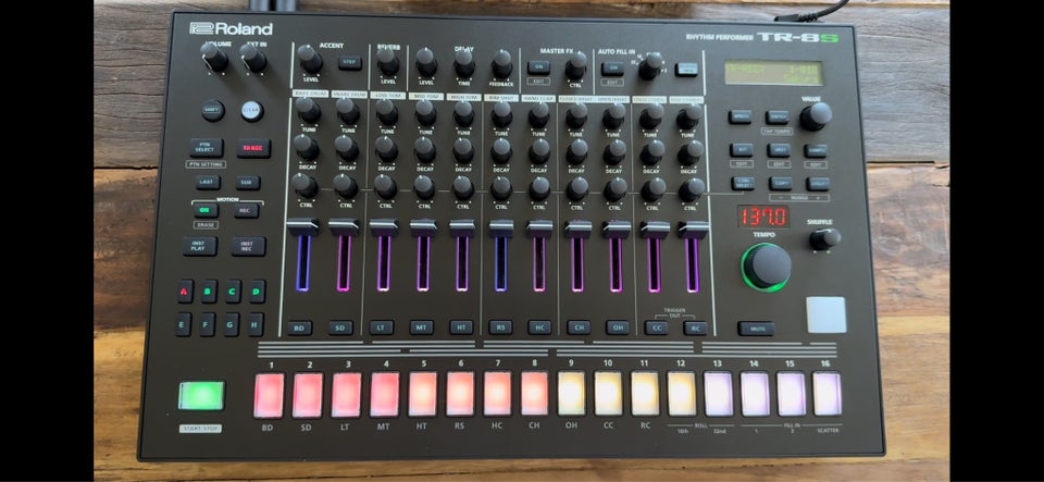 Groovebox, Roland TR-8S Rhythm