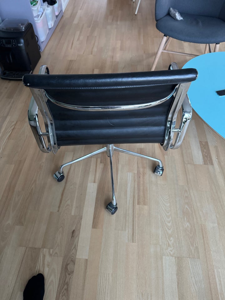 Anden arkitekt, Eames EA 108