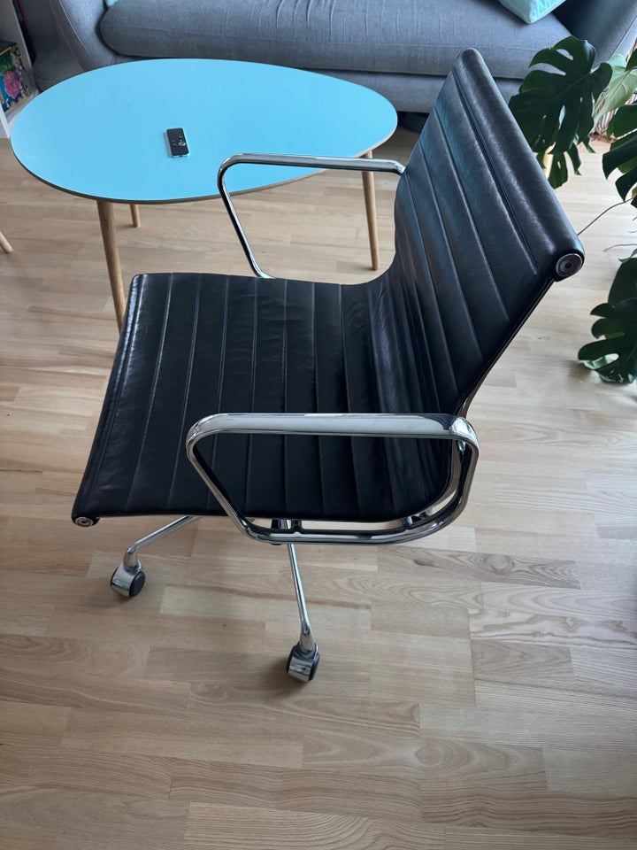 Anden arkitekt, Eames EA 108