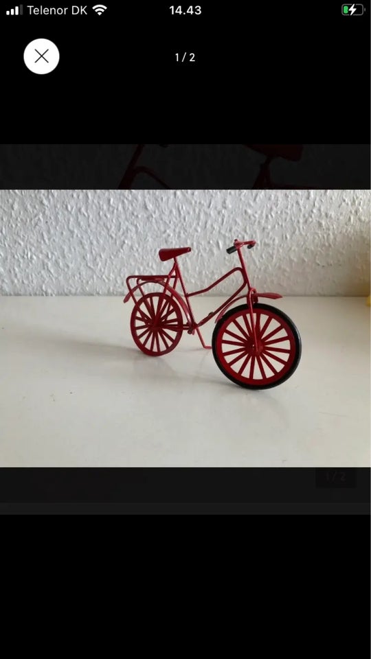 Gl rød cykel fra 80’erne i metal