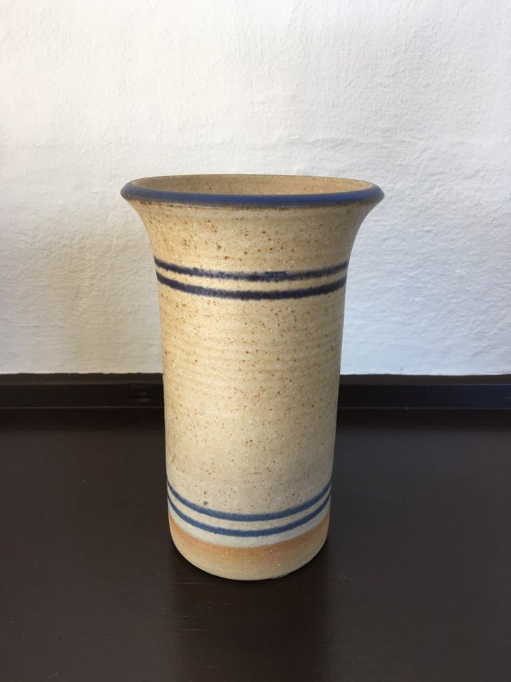 Vase, Vase, Bjergård