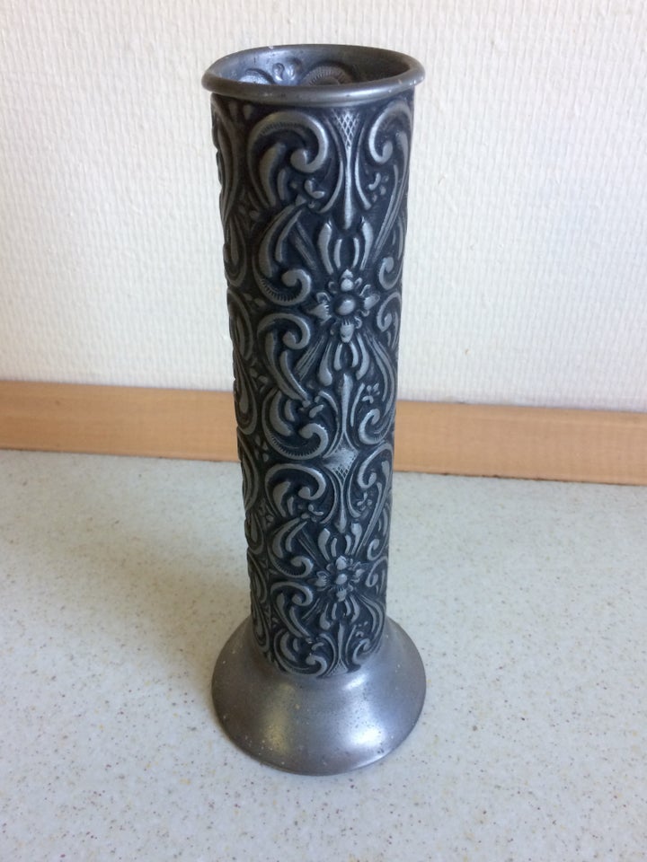 Tin, Vase